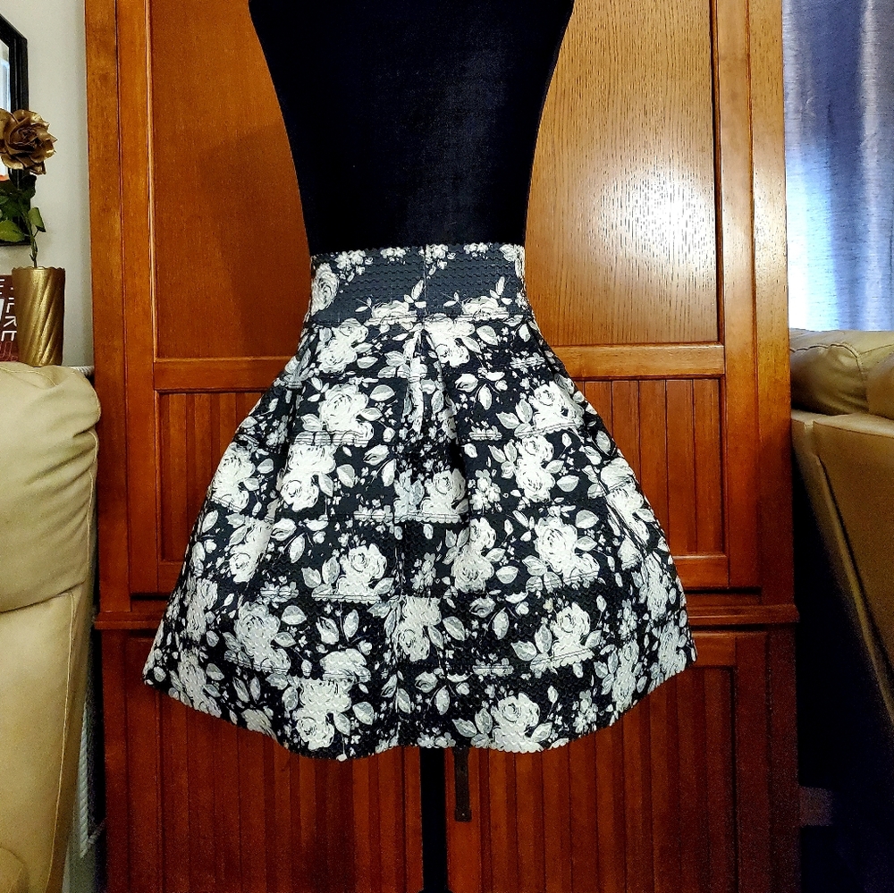 🖤 Black and White floral skirt. - Picture 2 of 5